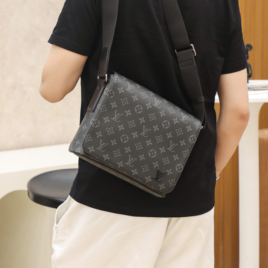 Louis Vuitton M46255 District Pm