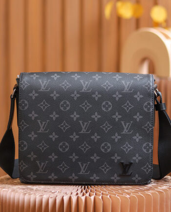 Louis Vuitton M46255 District Pm